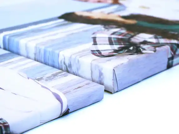 Fotogeschenk canvassen worden geleverd op 2 of 4 centimter dikke houten frames.