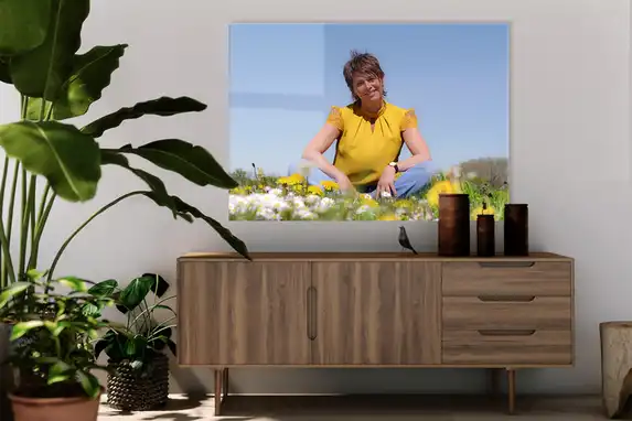 Portretfoto op plexiglas in woonkamer.