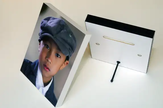 Witte of zwarte zijkanten, het fotoblok kan worden neergezet of aan de wand worden gehangen.