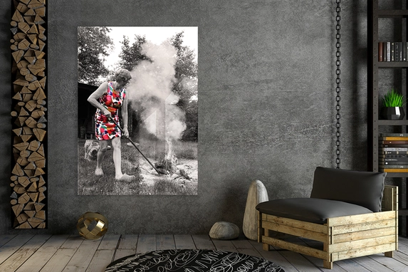 Grootformaat plexiglasfoto in woonkamer.