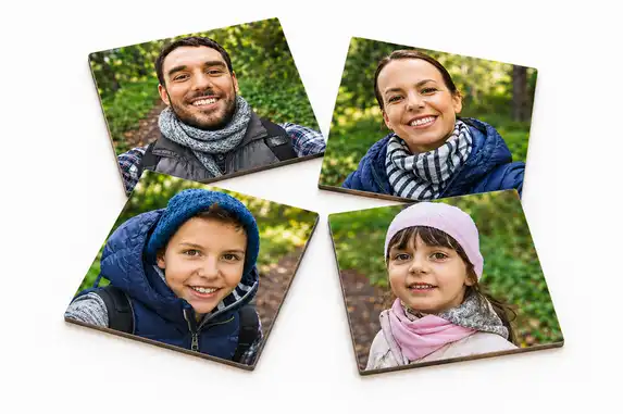 Gezin verdeeld over 4 vierkante onderzetters.