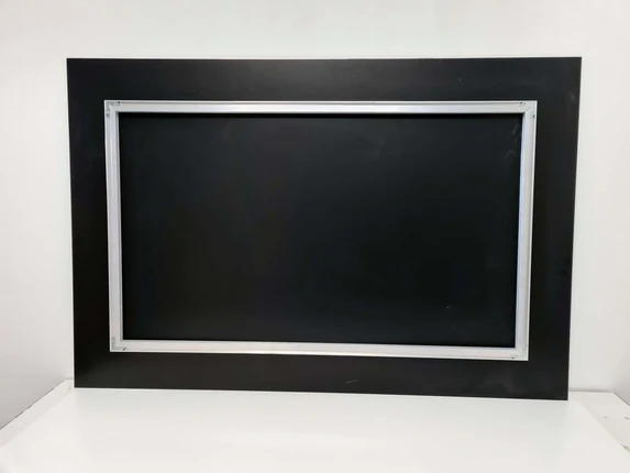 Plexiglas foto ophangen met ophangprofielen.