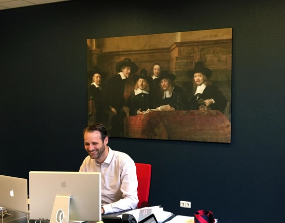 Reclamebureau True Communications uit Apeldoorn koos voor een reproductie fine art canvas mat van de Staalmeesters ter decoratie van hun kantoor. 