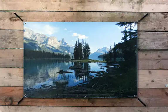 Met spanelastieken hangt de buitenposter mooi strak. Foto Angeline Peelen.