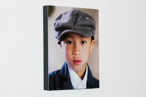 Het fotoblok hangt strak aan de wand, maximale afmeting 70x70 centimeter.lok met zwarte zijkanten zoals hier.