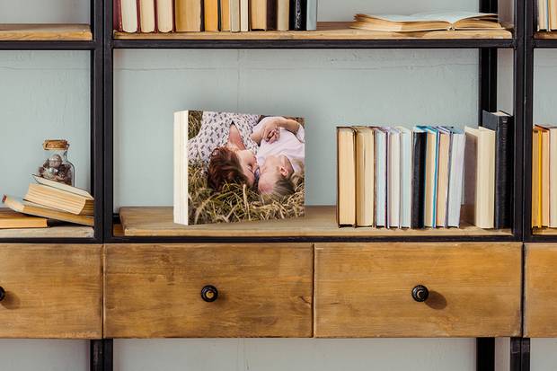 Houten fotoblok neerzetten